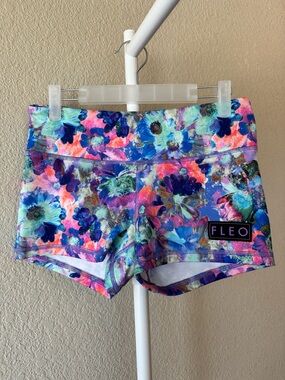 FLEO multicolor floral sky 3.25 mid rise athletic shorts size medium in EUC